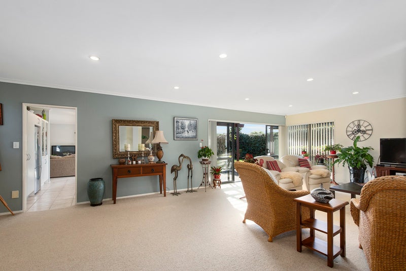 8 Moyrus Crescent, East Tamaki Heights, Auckland - Carousel 2