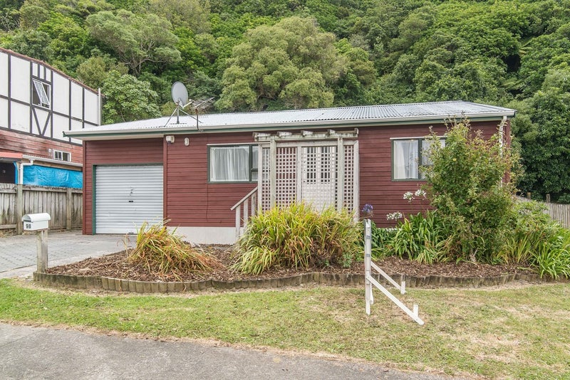 98 Rangituhi Crescent, Takapuwahia, Porirua - Carousel 1