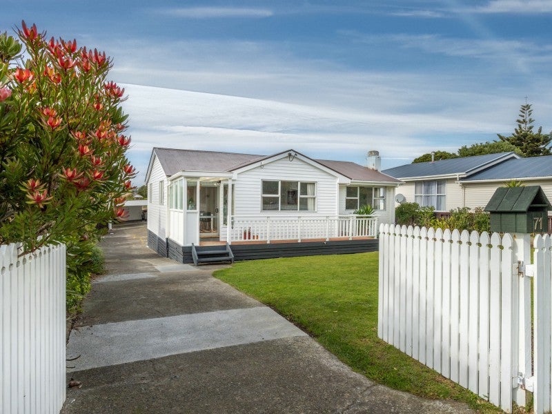 71 Te Pene Avenue, Titahi Bay, Porirua - Carousel 1