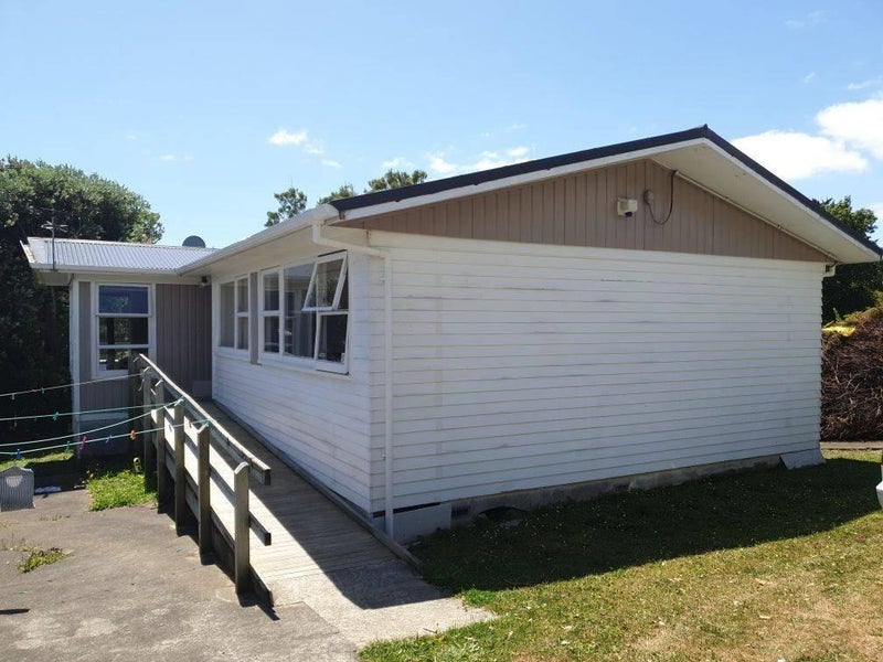33 Warspite Avenue, Cannons Creek, Porirua - Carousel 1