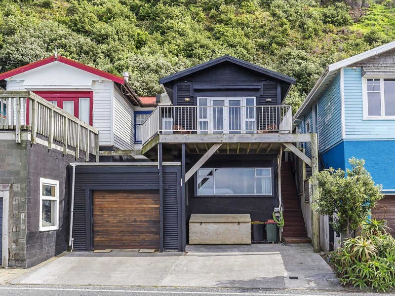 402 Queens Drive, Lyall Bay, Wellington - Carousel 1