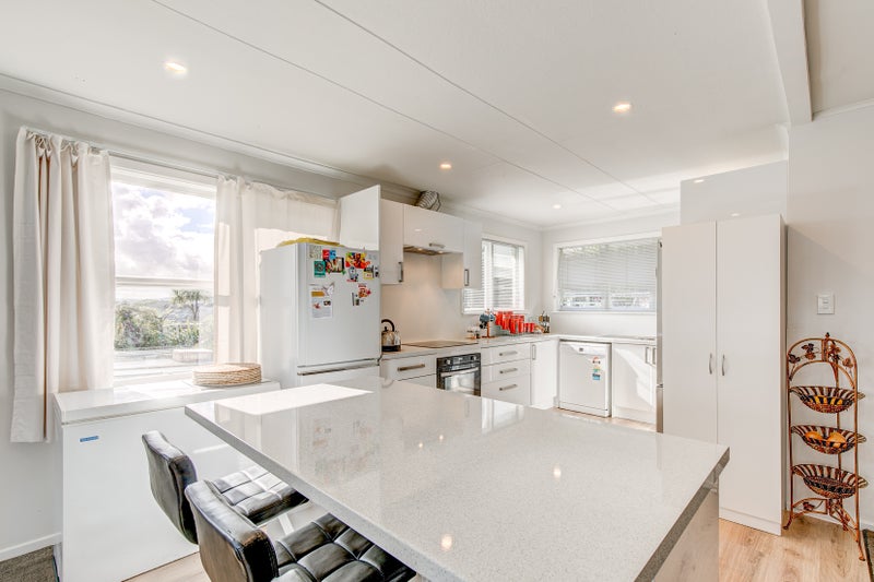 17 Derby Place, Cannons Creek, Porirua - Carousel 1