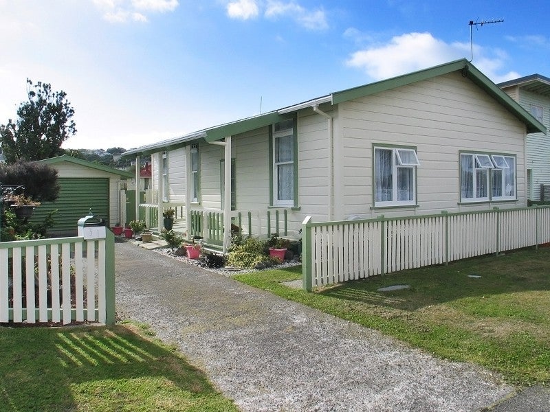 31 Kapiti Crescent, Titahi Bay, Porirua - Carousel 1