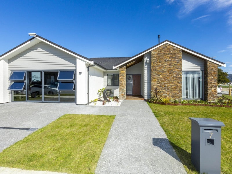 7 Hopkirk Avenue, Wallaceville, Upper Hutt - Carousel 1