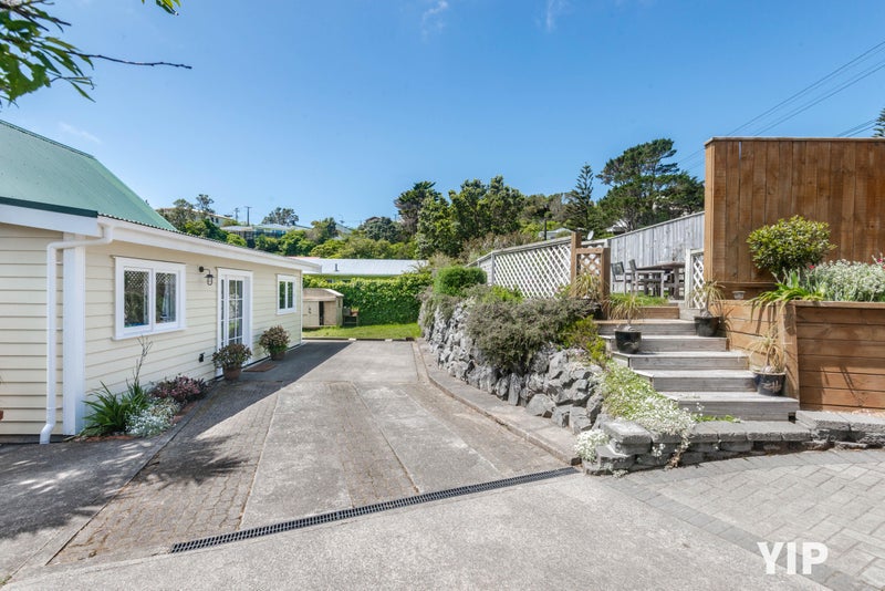 11 Lyndfield Lane, Newlands, Wellington - Carousel 2