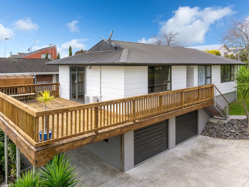 18 Pohutukawa Drive, Pukete, Hamilton - Carousel 1