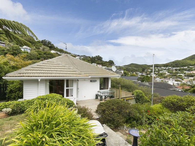 7 Woodhouse Avenue, Karori, Wellington - Carousel 1