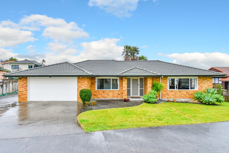 32 Ewhurst Place, Goodwood Heights, Auckland - Carousel 1
