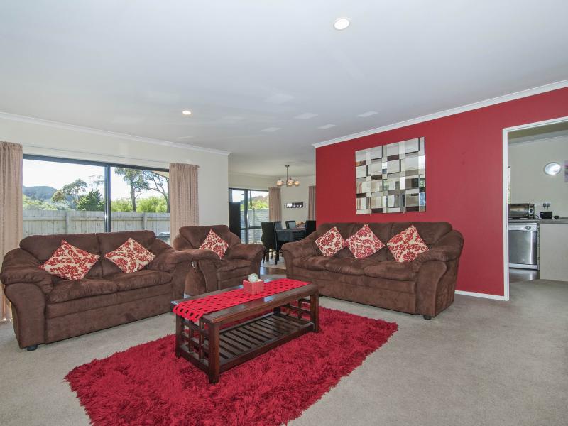 1 Mary Huse Grove, Manor Park, Lower Hutt - Carousel 2