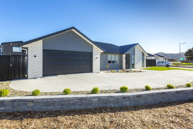 1 Mawai Hakona Drive, Wallaceville, Upper Hutt - Carousel 1