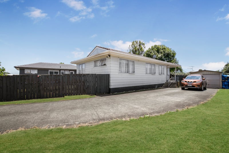 15 Crispian Place, Weymouth, Auckland - Carousel 1