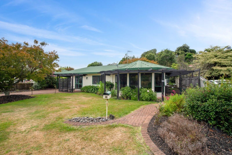 21 Capricorn Place, Kawaha Point, Rotorua - Carousel 1