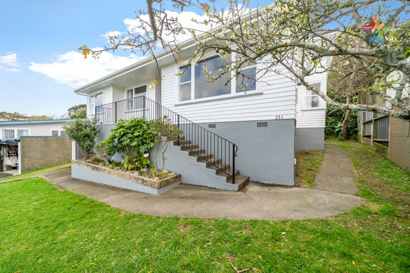 231 Dowse Drive, Maungaraki, Lower Hutt - Carousel 1