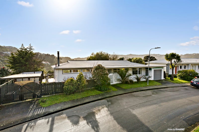 7 Southern Cross Crescent, Island Bay, Wellington - Carousel 1