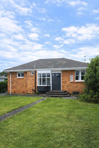 39 Birdwood Avenue, Papatoetoe, Auckland - Carousel 1