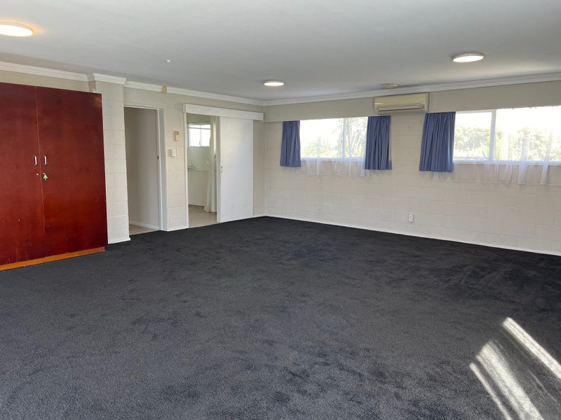 4 Pakira Avenue, Glendene, Auckland - Carousel 2