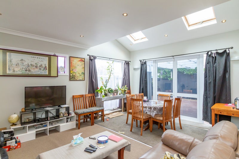 247 The Esplanade, Petone, Lower Hutt - Carousel 1