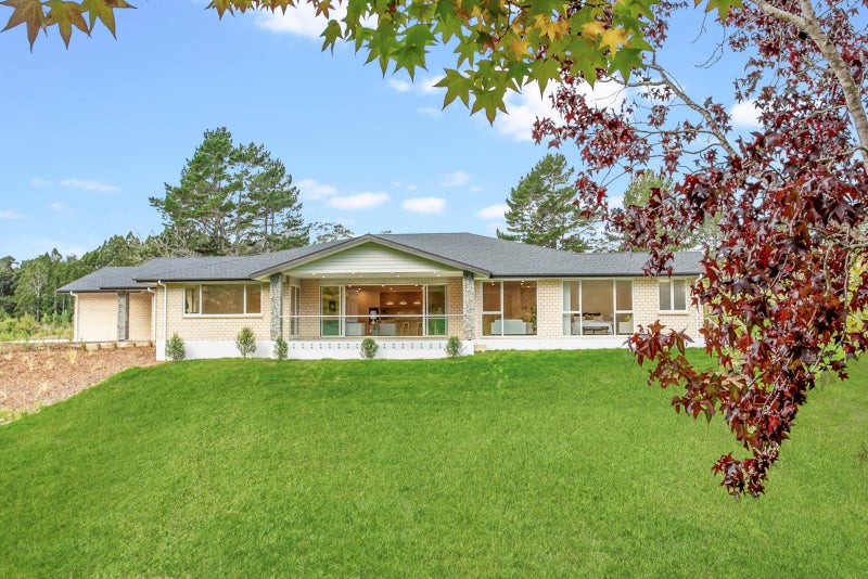 17 Nola Road, Oratia, Auckland - Carousel 1