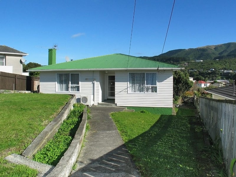 10 Roberts Street, Tawa, Wellington - Carousel 1