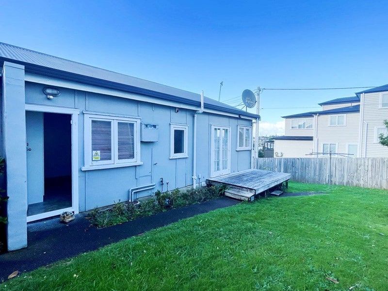 1 Warren Avenue, Three Kings, Auckland - Carousel 1