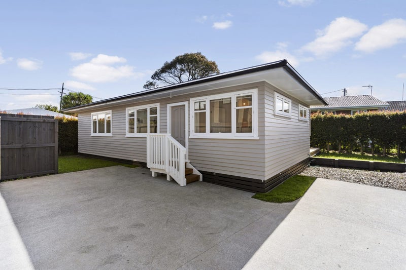 26 Sutherland Road, Point Chevalier, Auckland - Carousel 2
