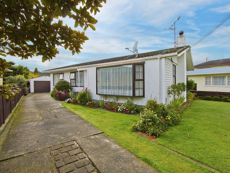 32 Karamu Crescent, Wainuiomata, Lower Hutt - Carousel 1