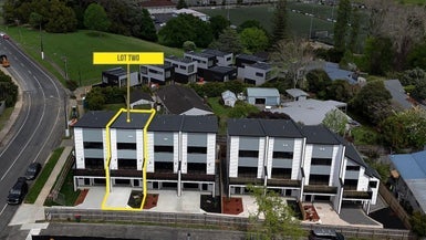 2/18 Hutchinsons Road, Bucklands Beach, Auckland - Carousel 1