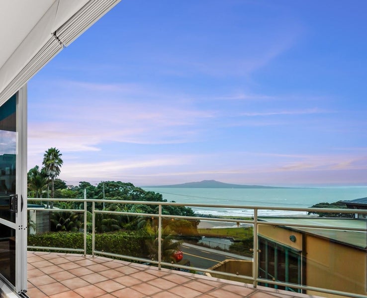 2/8 Beach Road, Castor Bay, Auckland - Carousel 1