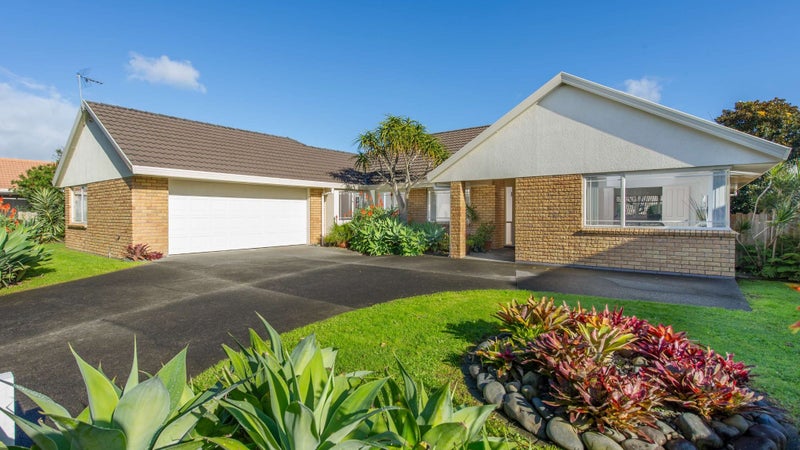 12 Hagen Close, Golflands, Auckland - Carousel 1