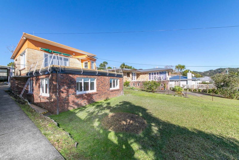 27 Highland Avenue, Titirangi, Auckland - Carousel 1