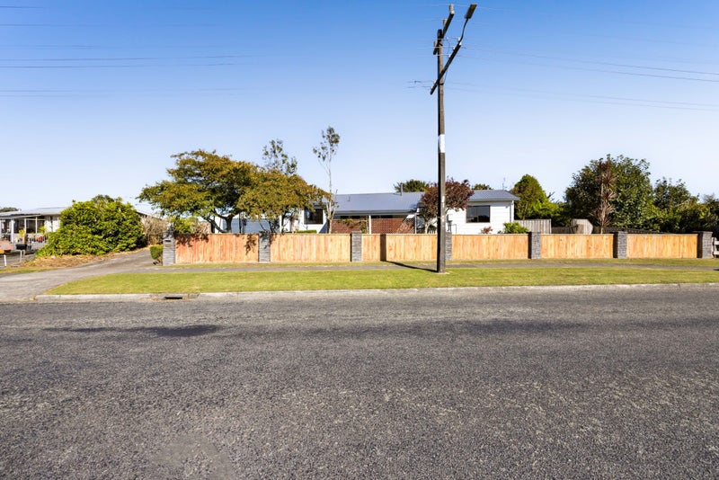 7 Swansea Road, Stratford - Carousel 38