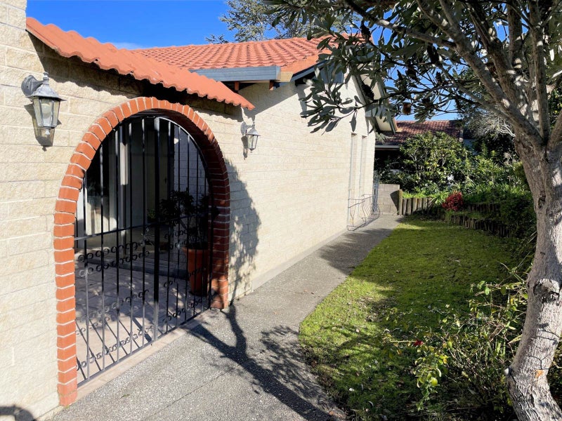 9 Stapleford Crescent, Browns Bay, Auckland - Carousel 2