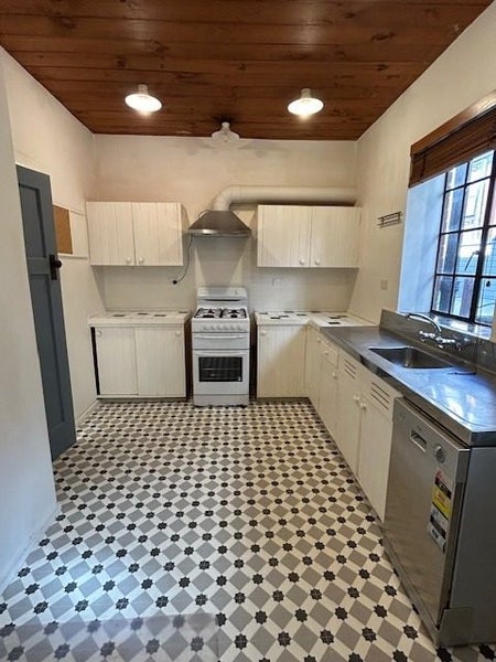 4 Barton Terrace, Thorndon, Wellington - Carousel 2