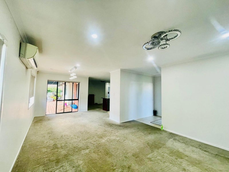 22 Rock Daisy Crescent, Mangere, Auckland - Carousel 2