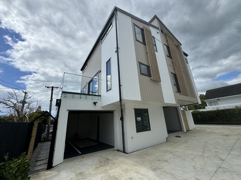 2/320 Rangatira Road, Beach Haven, Auckland - Carousel 1