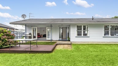 7 Barberry Lane, Te Atatu Peninsula, Auckland - Carousel 1