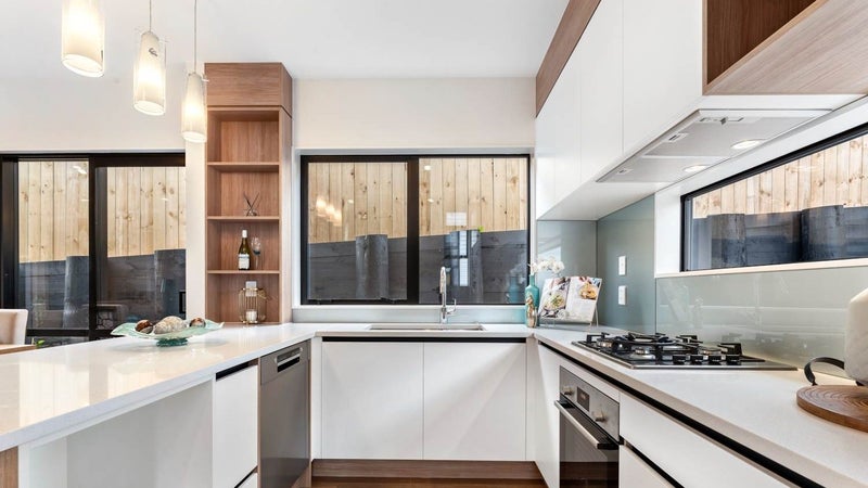 2/2 Chapman Road, Te Atatū Peninsula, Auckland - Carousel 1