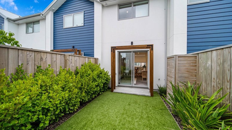 2/8 Riccarton Road, Riccarton, Christchurch - Carousel 1