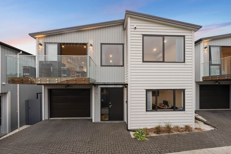 6B Tiroroa Avenue, Te Atatu South, Auckland - Carousel 1