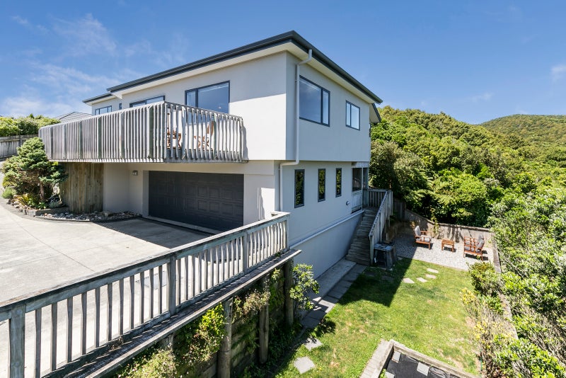 22 Landsdowne Terrace, Karori, Wellington - Carousel 1