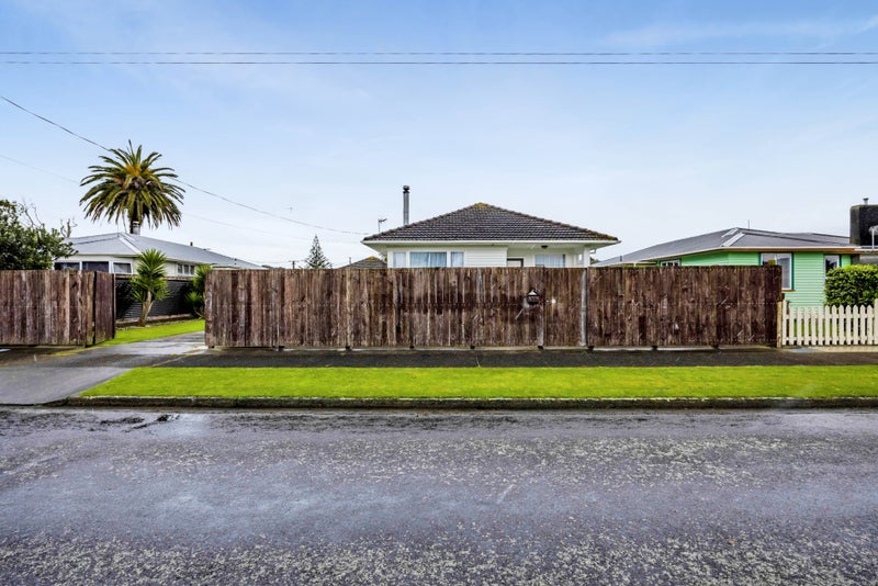 20 Mclean Street, Hawera - Carousel 27