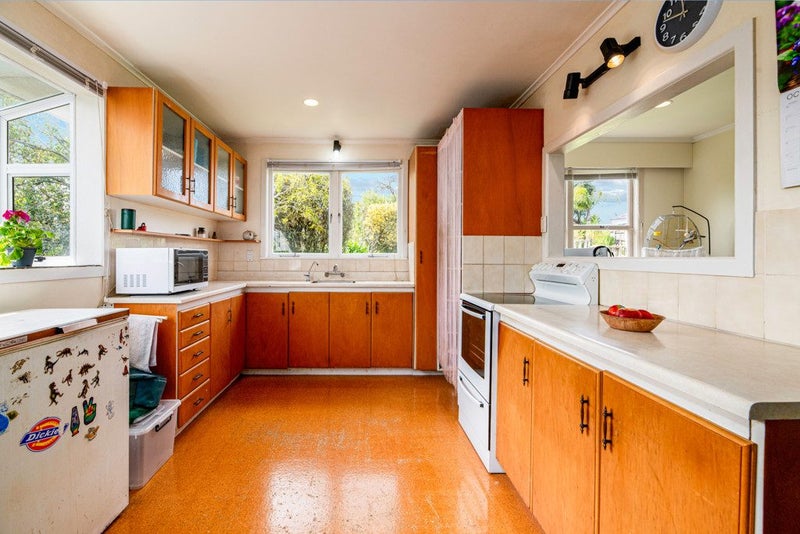 9 Boler Place, New Lynn, Auckland - Carousel 1