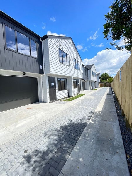 76 Mcleod Road, Te Atatu South, Auckland - Carousel 1
