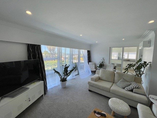 5/2 Argyle Terrace, Milford, Auckland - Carousel 2
