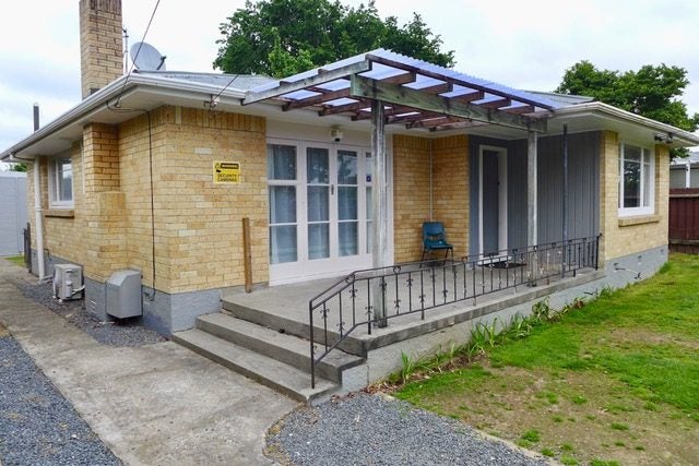 110 Masters Avenue, Silverdale, Hamilton - Carousel 1