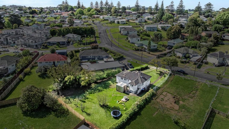 57 Leybourne Circle, Glen Innes, Auckland - Carousel 1