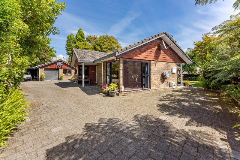 33 Memphis Grove, Totara Park, Upper Hutt - Carousel 1