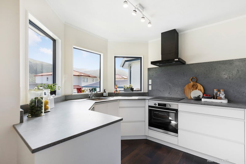 18 Domanski Crescent, Owhiro Bay, Wellington - Carousel 2