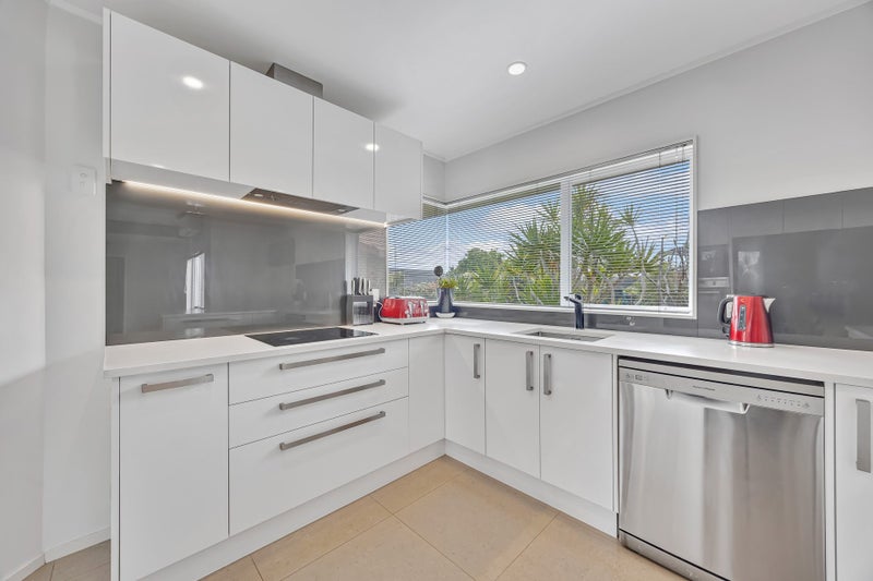 6 Hanly Close, West Harbour, Auckland - Carousel 2