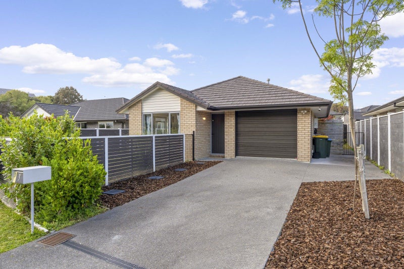 3 Mooring Close, Whitby, Porirua - Carousel 1